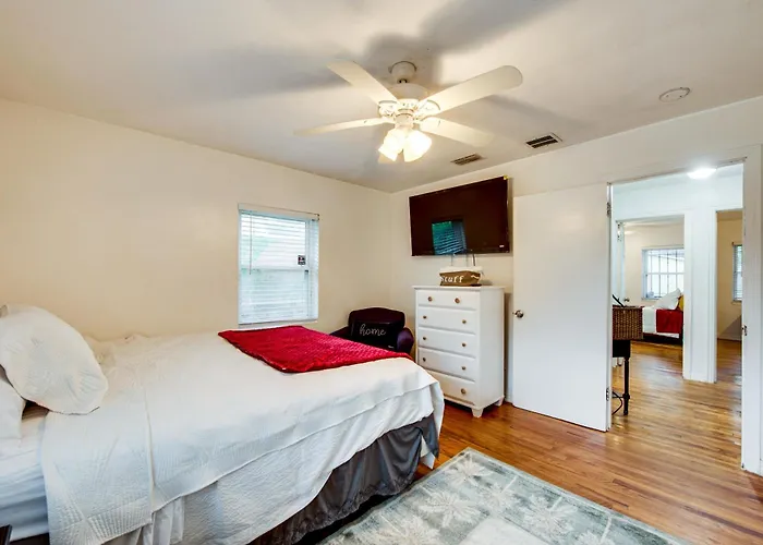 Walkable To Fsu Campus: Cozy Retreat W/ Deck! *