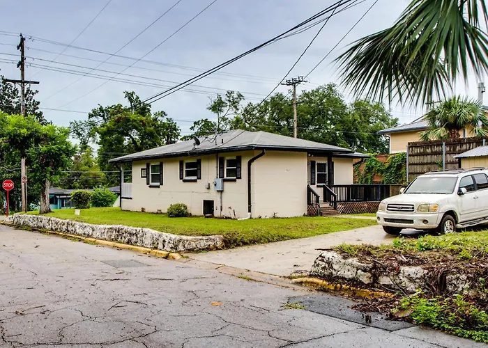 Walkable To Fsu Campus: Cozy Retreat W/ Deck! *