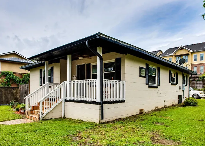 Walkable To Fsu Campus: Cozy Retreat W/ Deck! Holiday home Tallahassee